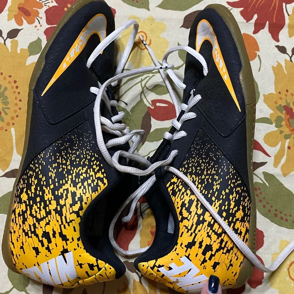 EUC Nike Bombax IC 826485 002 Indoor Soccer Black Yellow‎ Men's SIZE 7.